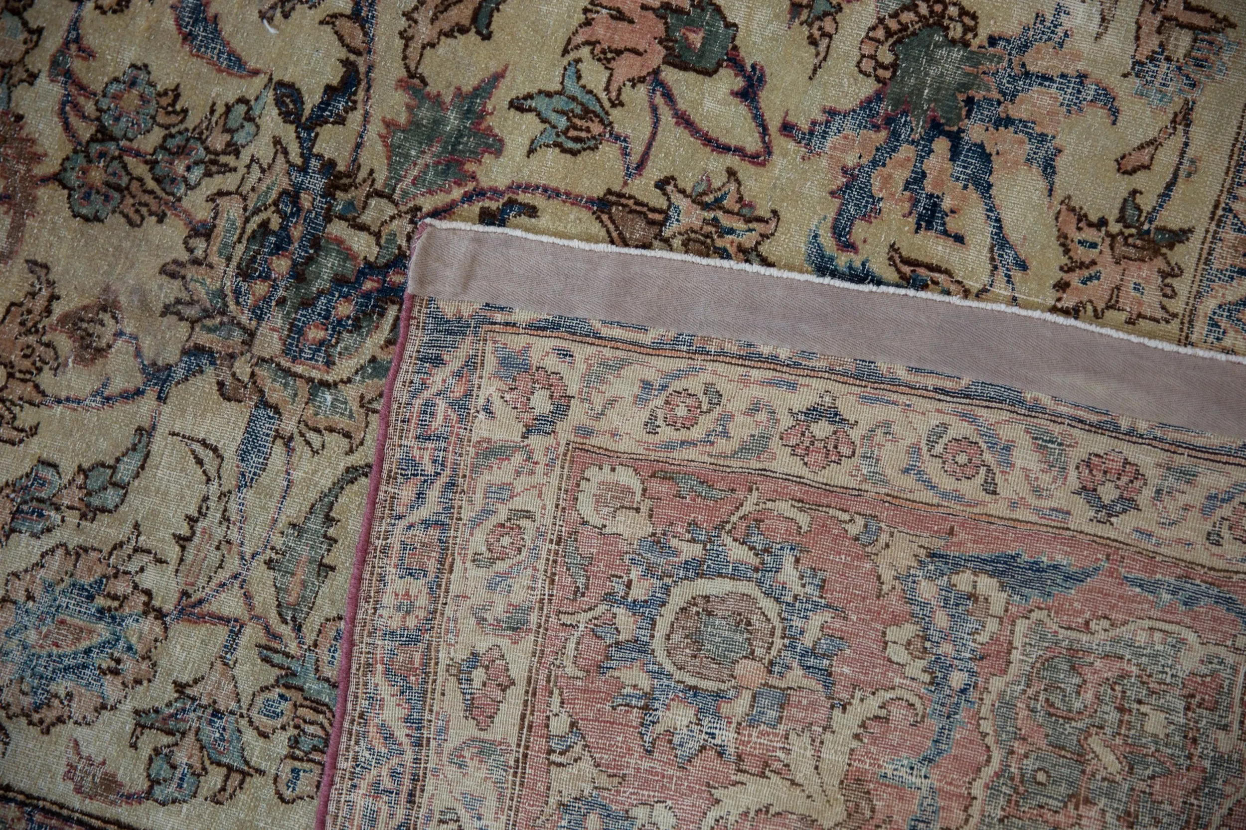 7x9.5 Vintage Distressed Isfahan Carpet