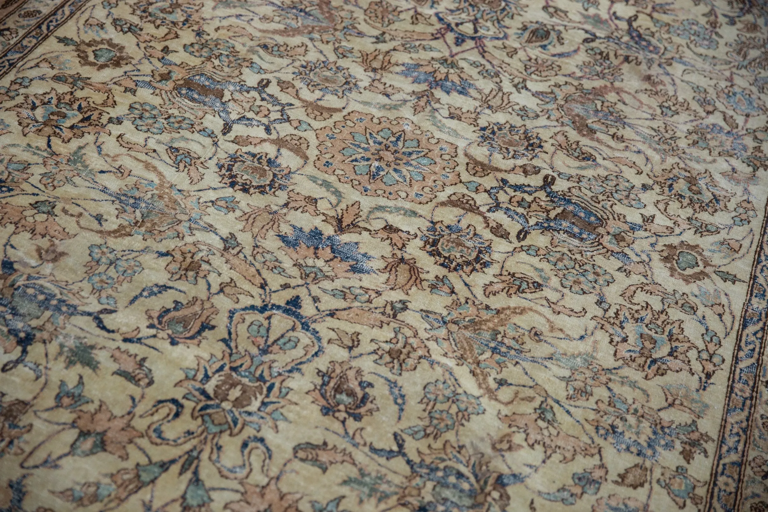 7x9.5 Vintage Distressed Isfahan Carpet