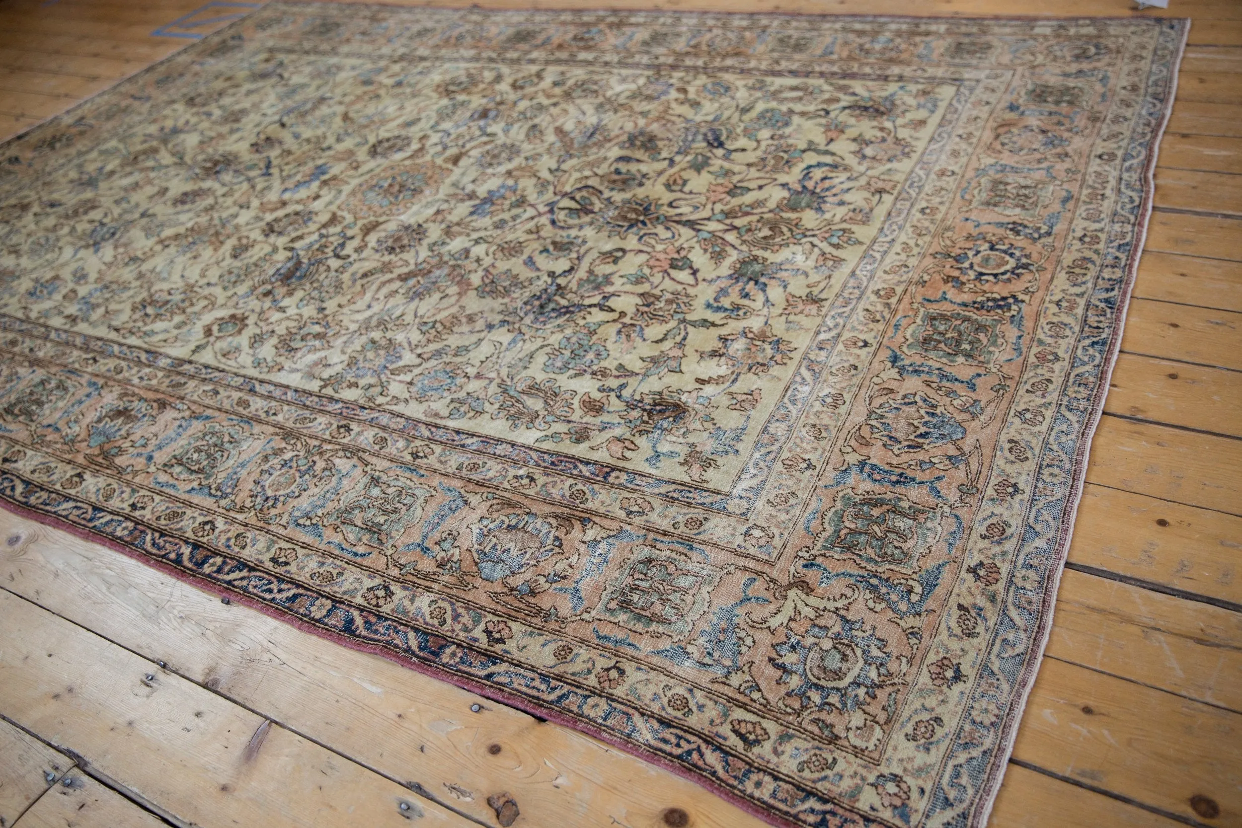 7x9.5 Vintage Distressed Isfahan Carpet