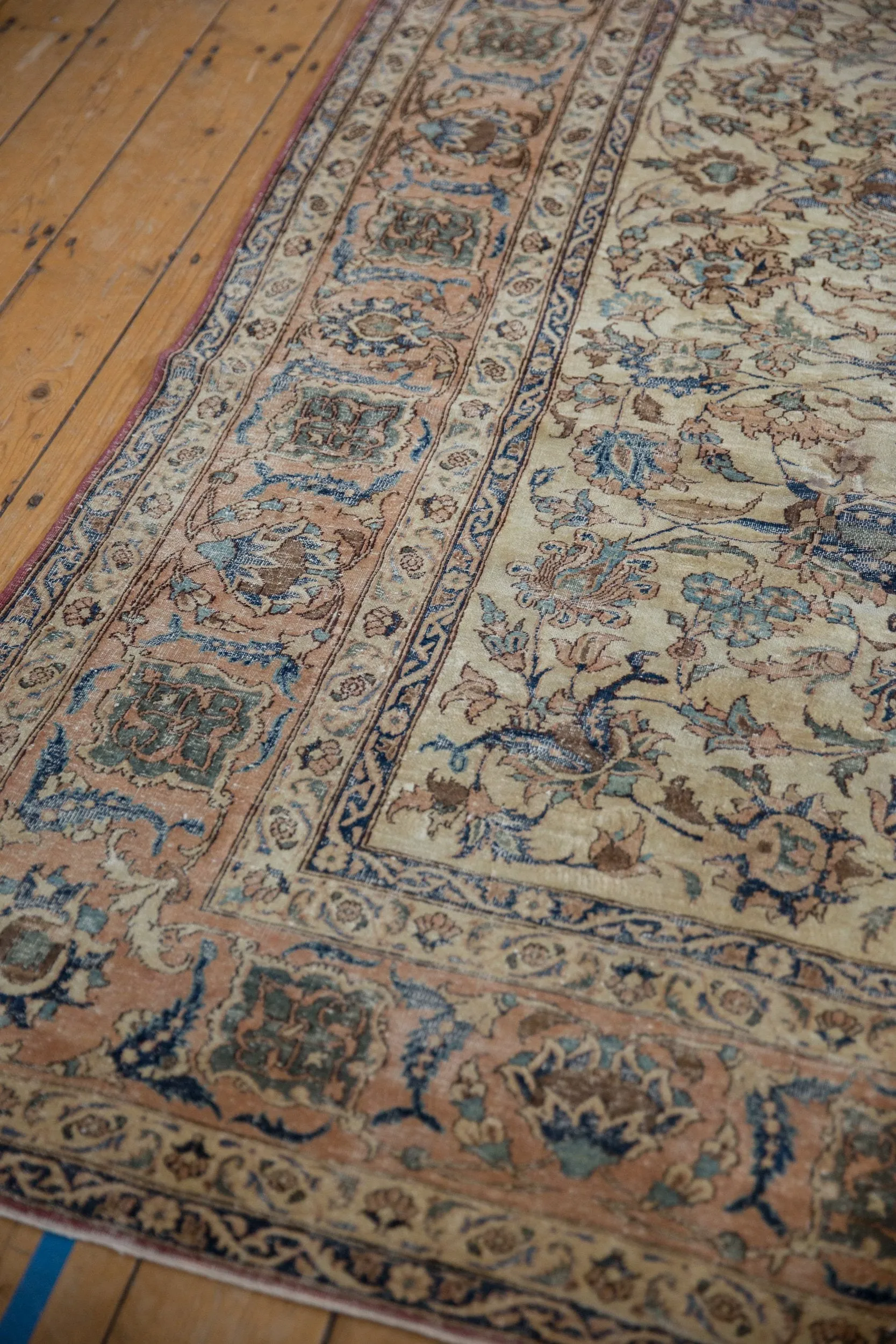 7x9.5 Vintage Distressed Isfahan Carpet