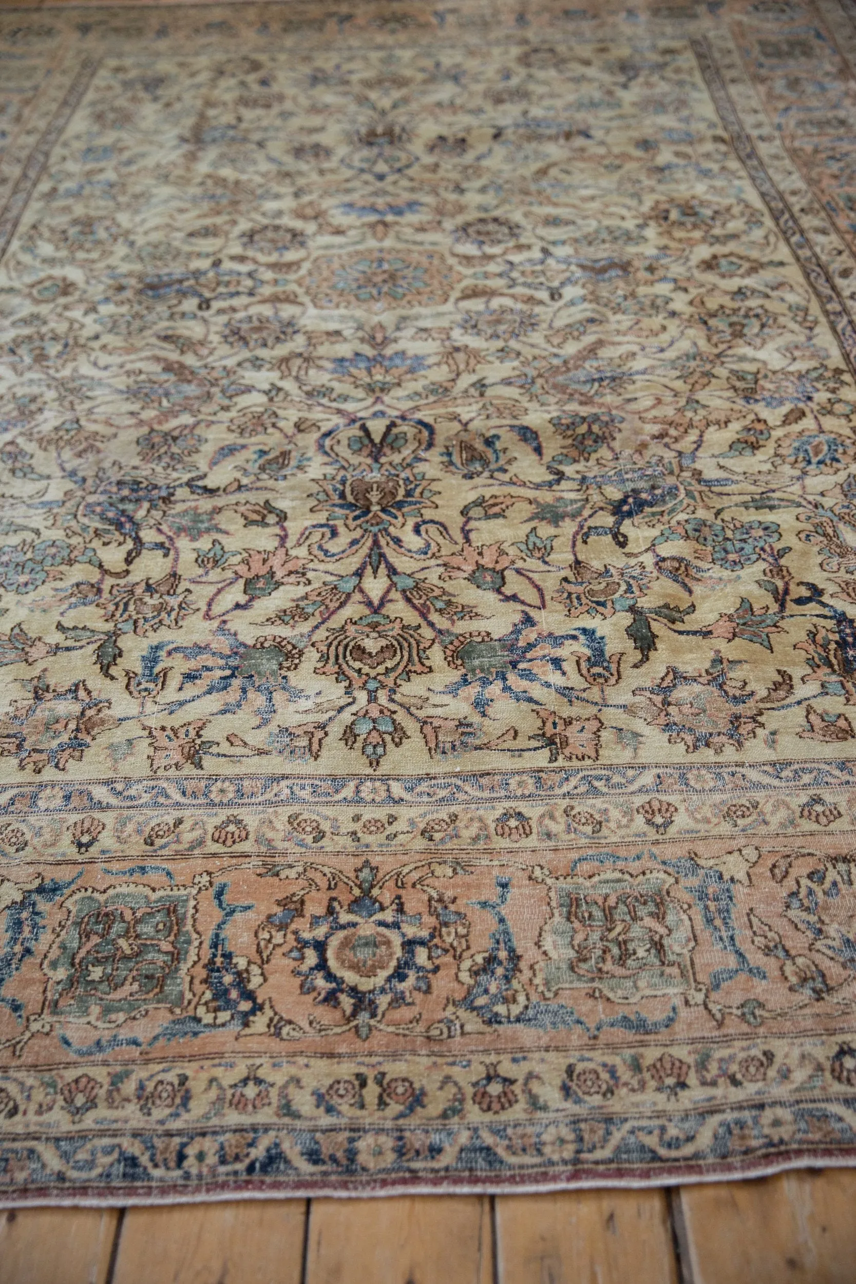 7x9.5 Vintage Distressed Isfahan Carpet