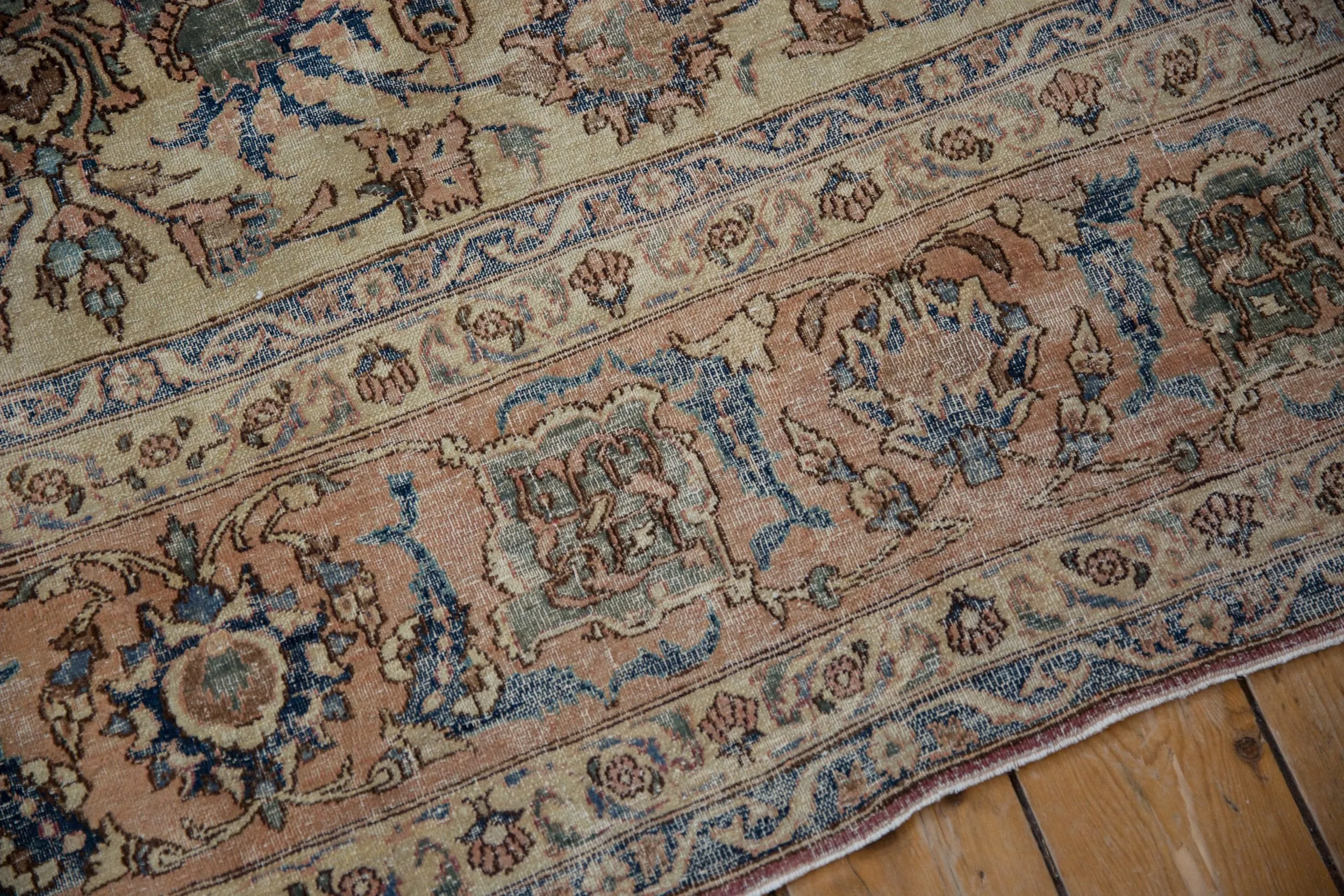7x9.5 Vintage Distressed Isfahan Carpet