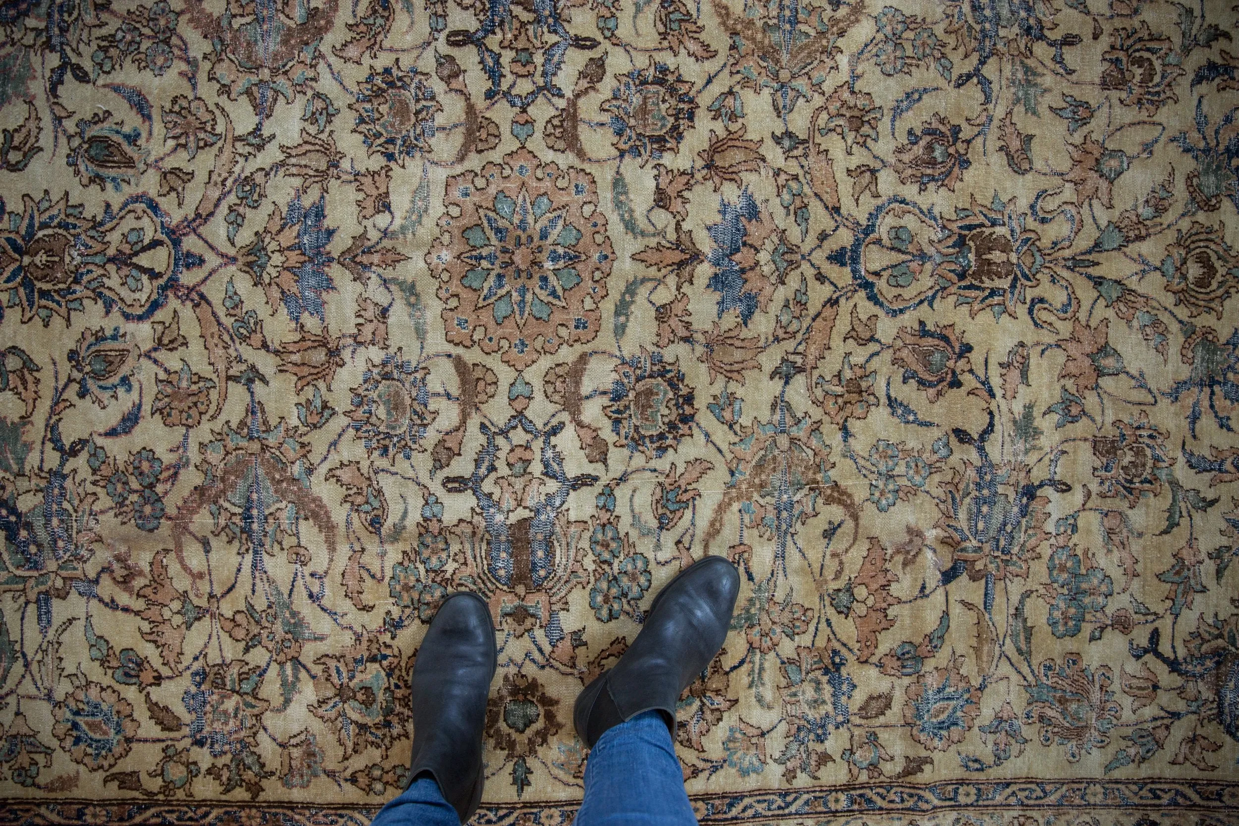 7x9.5 Vintage Distressed Isfahan Carpet