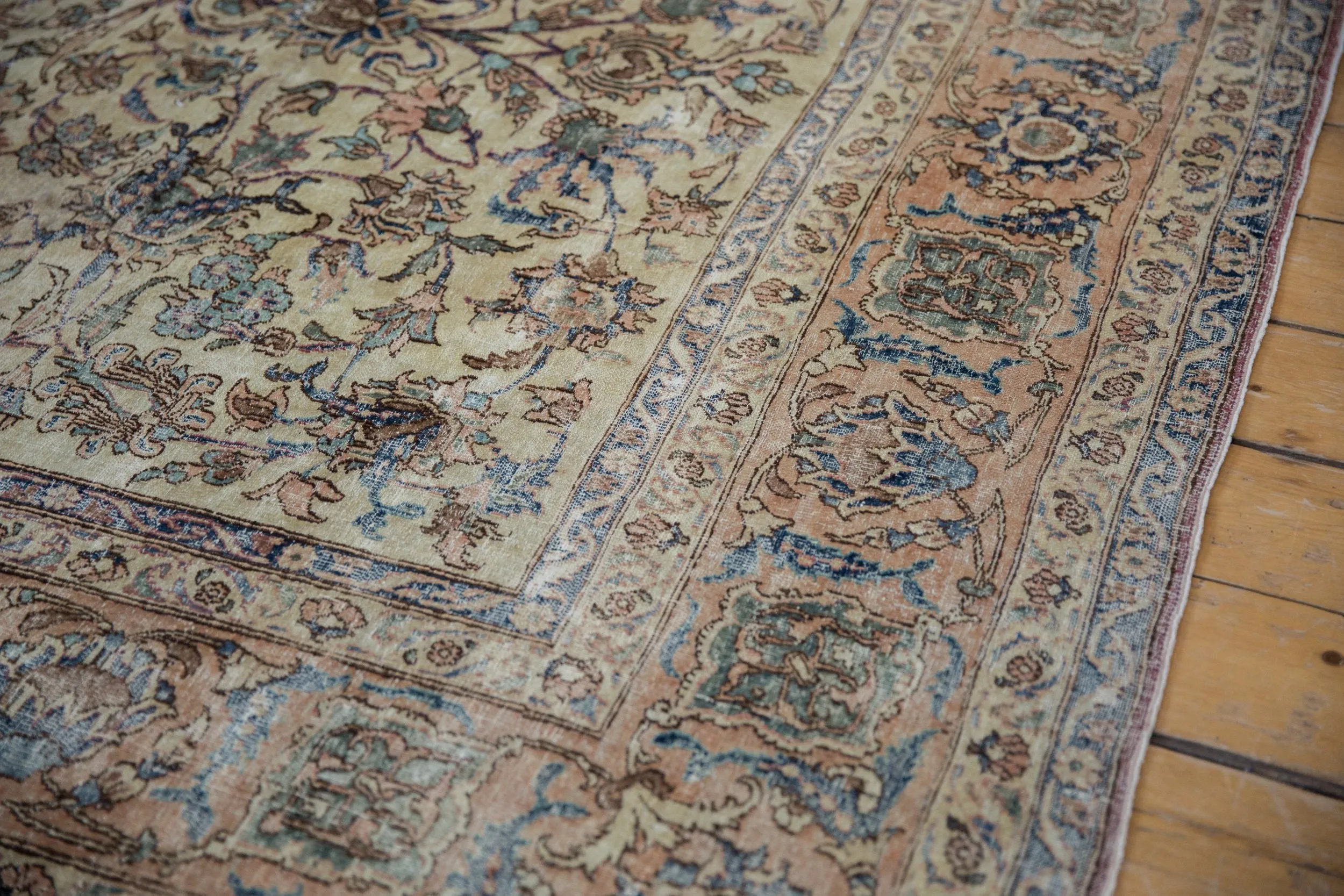 7x9.5 Vintage Distressed Isfahan Carpet