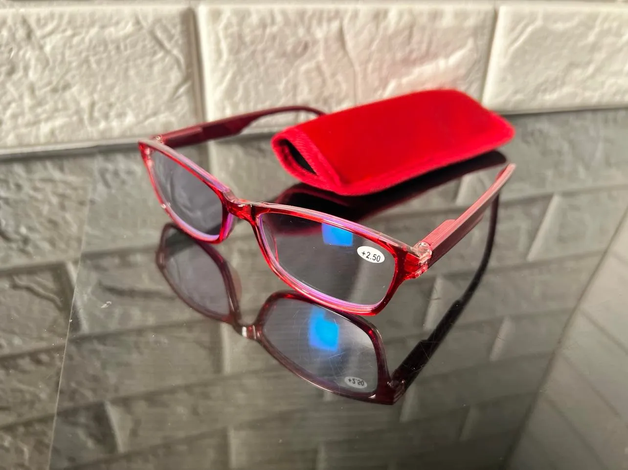 Great Quality Fashion Blue Light Blocking Readers with case - Red -   2.50