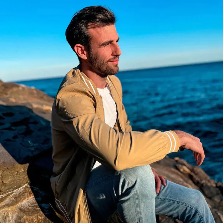 Jackets in lightweight material with zipper and two-tone design