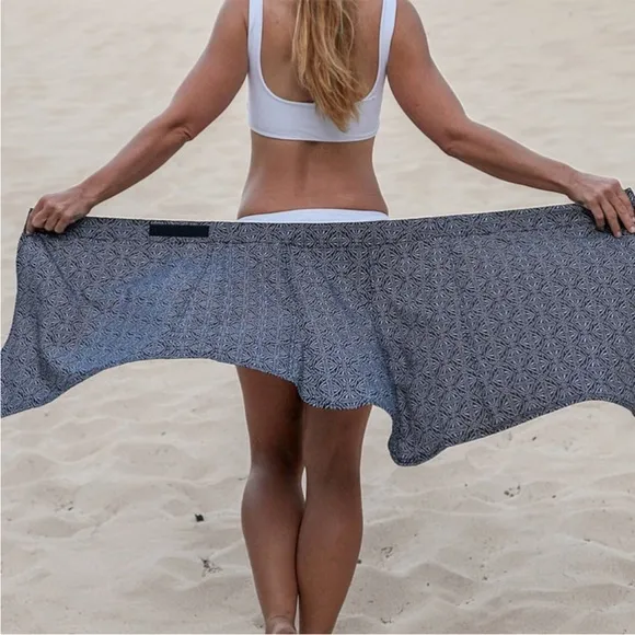 RipSkirt Hawaiian Wrap Skirt Black Pearl Batik XXL Key Pocket Vacation Travel