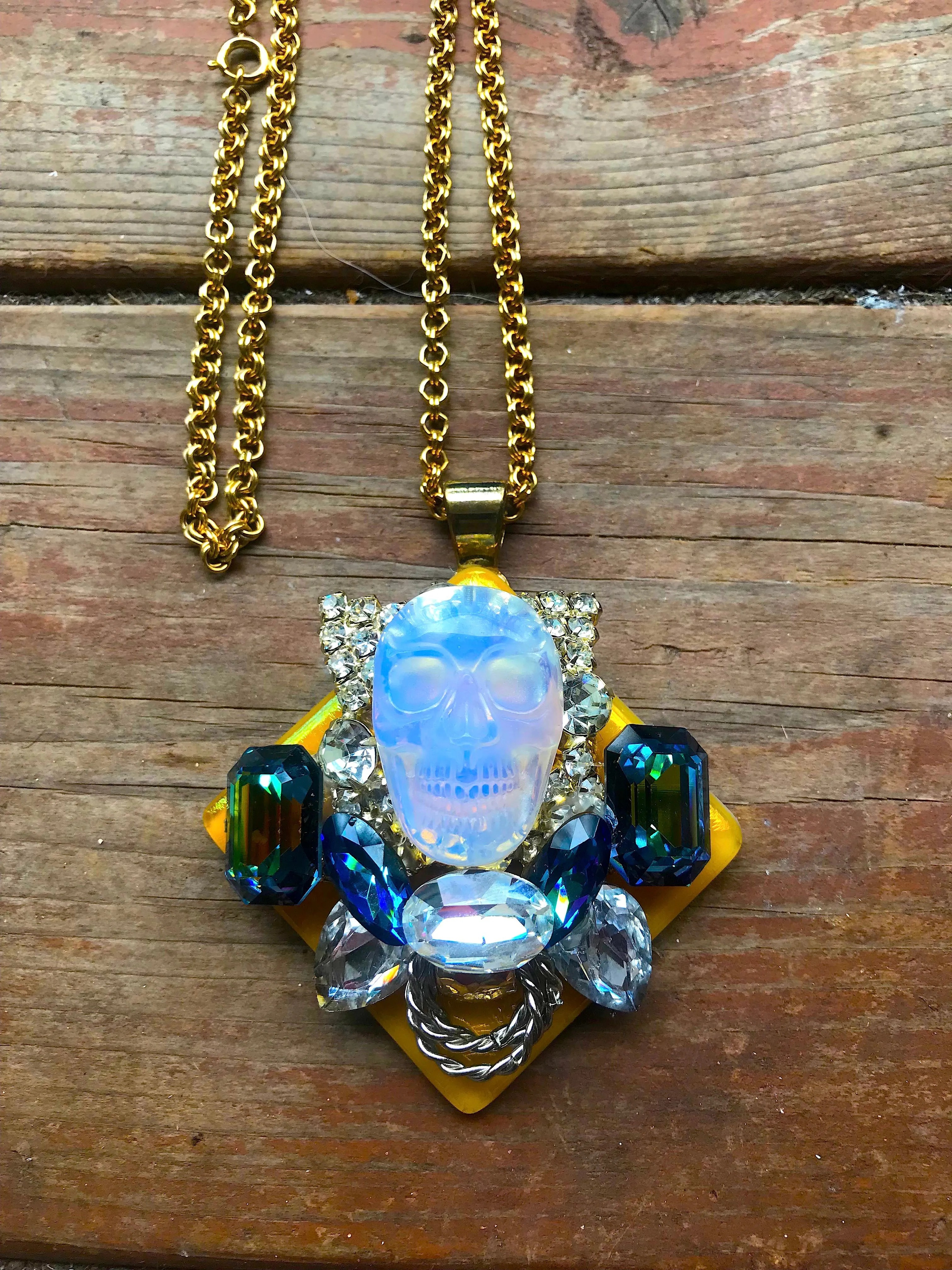 Scull Opal